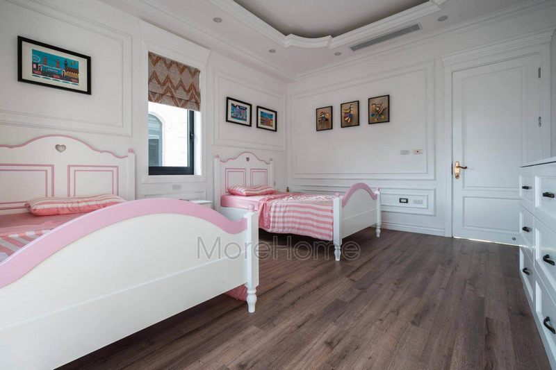 Phòng ngủ của con gái được trang trí với tranh canvas chủ đề thiên nhiên, tranh cô bé trừu tượng,...